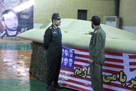 Íránci se zadrženým dronem RQ-170 Sentinel.