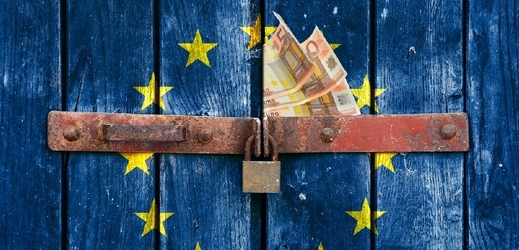 Evropská unie schválila zákon omezující plat finančníků.