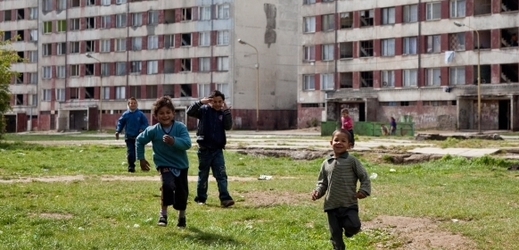 Romské děti na košickém sídlišti Luník.