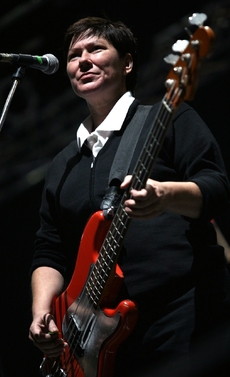 Bývalá členka skupiny Pixies baskytaristka Kim Dealová.