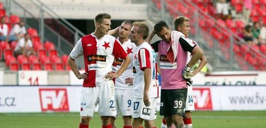 Fotbalisté pražské Slavie by podle fanoušků neměli oblékat tradiční sešívané dresy.