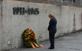 Cesta Merkelové do koncentračního tábora vyvolala v Německu široké diskuze.