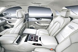 Luxusní vůz a luxusní interiér, to patřík k sobě.