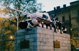 Růžový tank v Praze roku 1991.