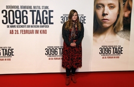 Kampuschová před plakátem filmu o jejím únosu.