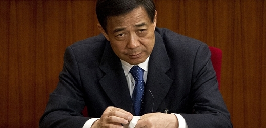 Aféra čtyřiašedesátiletého muže, který donedávna patřil k nejužšímu čínskému vedení, je označována za největší politický skandál v Číně za posledních dvacet let.