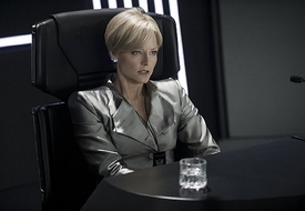 Jodie Fosterová jako nekompromisní ministryně obrany Delacourtová, která hájí luxus na Elysiu.