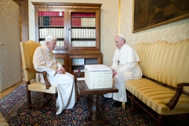 Papež již před vydáním své první encykliky přiznal, že na díle spolupracoval se svým předchůdcem Benediktem XVI (vlevo).