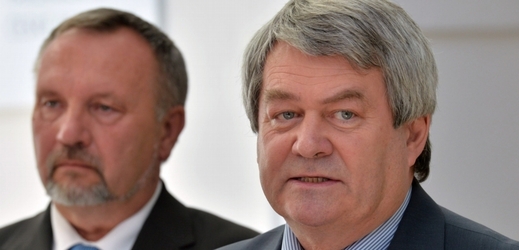 Předseda poslaneckého klubu KSČM Pavel Kováčik (vlevo) a předseda strany Vojtěch Filip.