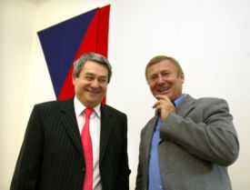 Předseda KSČM Vojtěch Filip (vlevo) a poslanec Miroslav Grebeníček.