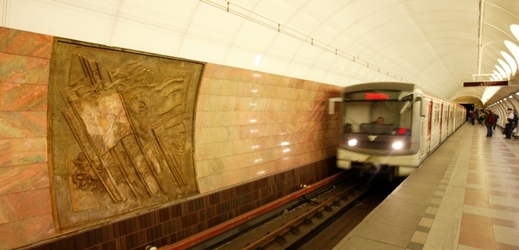 Stanice metra Anděl je zdobena tradičními motivy socialistického realismu.