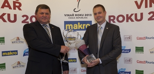 Vítězem soutěže Makro Vinař roku se letos stal Josef Valihrach z Krumvíře (vlevo).