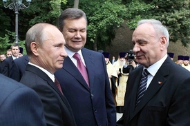Vladimir Putin (vlevo) s prezidenty Ukrajiny (uprostřed) a Moldavska při nedávné návštěvě Kyjeva.