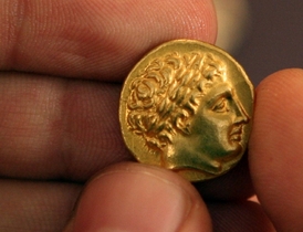 Zlatá mince s hlavou Alexandra nalezená v Bulharsku.