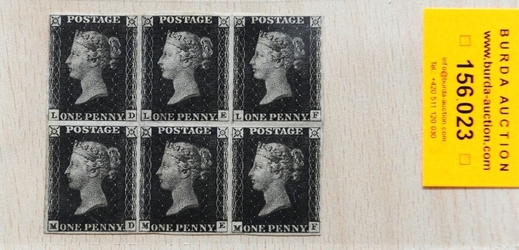 Šestice dražených jednopencových černých známek s podobiznou královny Viktorie je mimořádně vzácná.