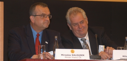 Bývalý ministr financí Miroslav Kalousek (vlevo) a současný prezident Miloš Zeman (snímek z roku 2009).
