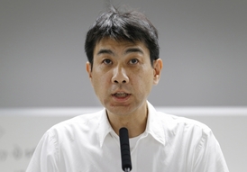 Mluvčí Tokyo Electric Power Noriyuki Imaizumi na tiskové konferenci o nových zjištěních úniku kontaminované vody.