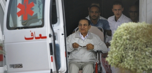 Exprezidenta Husního Mubaraka přepravila do justičního paláce kvůli špatnému zdravotnímu stavu  helikoptéra.