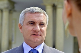 Hradní kancléř Vratislav Mynář. Bývalý šéf SPOZ chce za Zemanovce kandidovat do sněmovny.