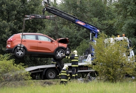 Při nedělní srážce dvou osobních aut u Jesenice nedaleko Prahy zemřeli tři lidé. 