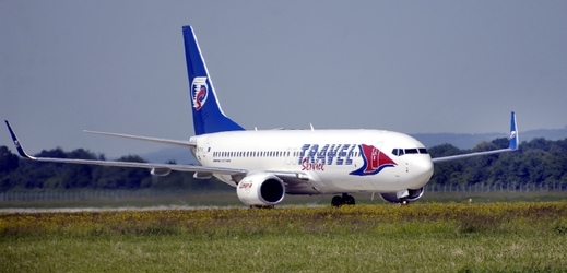 Boeing společnosti Travel Service vyjel při přistání mimo dráhu.