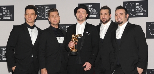 Justin Timberlake (uprostřed) po dlouhé době vystoupil se svou chlapeckou skupinou N'Sync.
