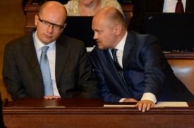 Rivalové na život a na smrt. Předseda ČSSD Bohuslav Sobotka (vlevo) a místopředseda strany Michal Hašek.
