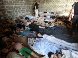 Mrtvá těla po útoku v oblasti východní Ghouta v Sýrii.