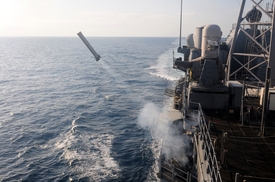 Výcvik ostrých střeleb na křižníku se střelami s plochou dráhou letu USS Philippine Sea.