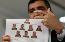 Venezuleský ministr vnitra a spravedlnosti Miguel Rodriguez Torres ukazuje deset podezřelých z přípravy atentátu.