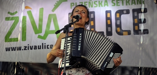 Letošní ročník festivalu zahájila plzeňská skupina Lakuna se zpěvačkou a hráčkou na akordeon Petrou Hynčíkovou.