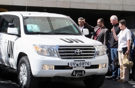 Inspektoři OSN vyjíždějí z hotelu v Damašku. 