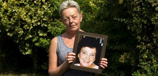 Tracy Astonová s fotografií své matky.