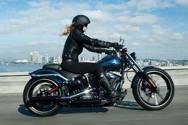 Aby bylo jasno, Harley-Davidson zvládnou i ženy.