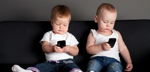 Mobilní telefon mají děti hlavně pro kontrolu rodičů (ilustrační foto).