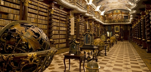 Barokní knihovna v Klementinu. 
