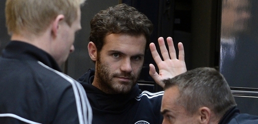 Španělský záložník londýnské Chelsea Juan Mata mává fanouškům při příjezdu do hotelu v Praze.