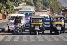 Podle údajů ministerstva dopravy v Indii zahynulo v roce 2011 při dopravních nehodách 142 tisíc lidí, což je nejvíc na světě.