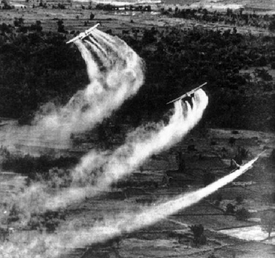 Chemický "postřik" severniího Vietnamu z amerických letadel. 
