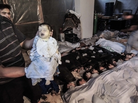 Stovky obětí údajného chemického útoku na okraji Damašku 21. srpna 2013.