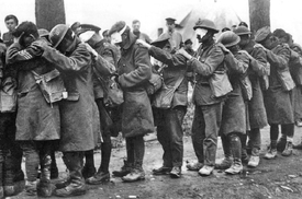 Oslepení britští vojáci po zásahu německých plynových granátů.