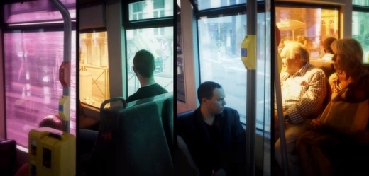 Barevná okna belgických tramvají jsou reklamou výrobce brýlí.