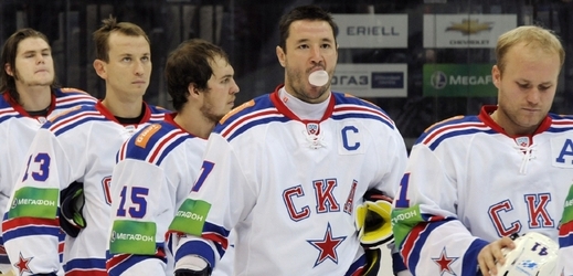 Přednost před zámořím dal KHL hvězdný ruský útočník Ilja Kovalčuk (druhý zprava).