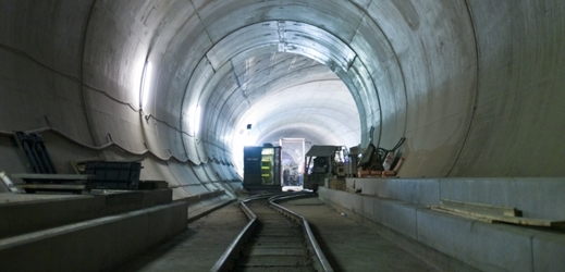Tunel je ještě ve výstavbě, po jeho dokončení v roce 2016 by jízda měla zabrat pouhých 20 minut.