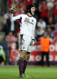 Gólman Petr Čech v utkání s Bayernem několika skvělými zákroky podržel Chelsea.
