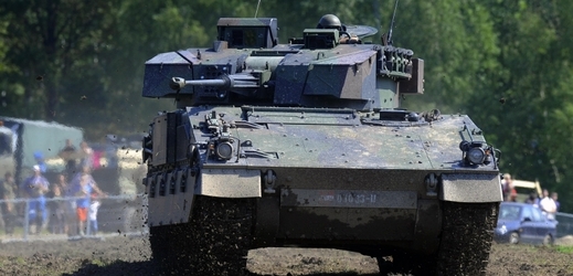 Bojová ukázka české armády při generální zkoušce před Dnem pozemního vojska Bahna 2013 u Strašic na Rokycansku. Na snímku je obrněný transportér Pandur II. 