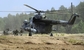 Bojová ukázka české armády - na snímku vojáci nakládají do vrtulníku Mil Mi-17 zraněného kolegu.