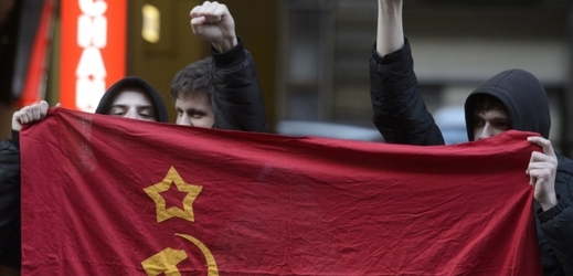 Mladí komunisti pokřikují na kolemjdoucí v Praze.