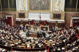 Francouzský prezident musí Národní shromáždění o vojenské akci pouze informovat.