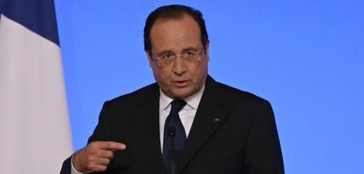 Prezident François Hollande je vrchním velitelem francouzské armády a podle ústavy má právo sám nařídit zahraniční intervenci.